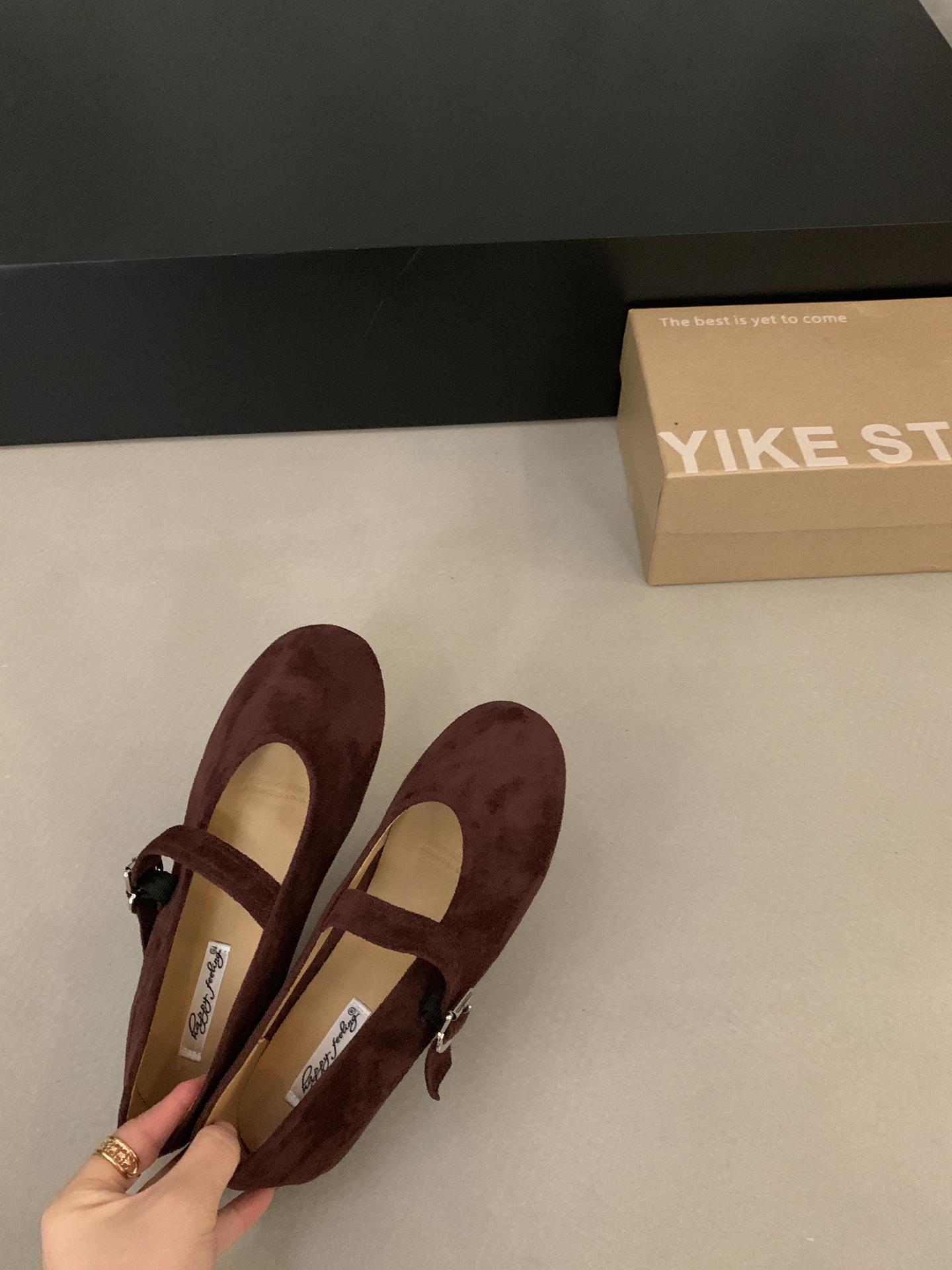 French flat bottom round head shallow mouth evening single shoes women s 2025 spring and autumn new retro suede one-word Mary Jane shoes 40
French flat bottom round head shallow mouth evening single shoes women s 2025 spring and autumn new retro suede one-word Mary Jane shoes 40