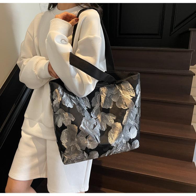 Niche bag women s shoulder bag 2025 spring new fashion simple casual texture tote bag серебряный
Niche bag women s shoulder bag 2025 spring new fashion simple casual texture tote bag серебряный