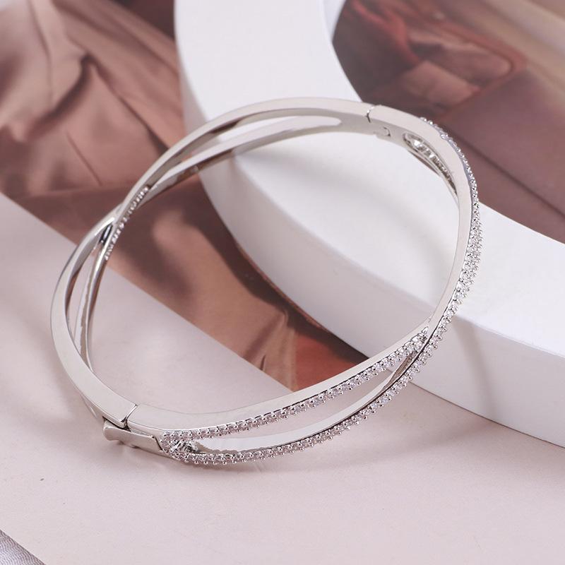 European And American Jewelry Wholesale Sparkly Diamond-Encrusted Geometric Line Cross Design Out Double Opening Fashion Bracele
European And American Jewelry Wholesale Sparkly Diamond-Encrusted Geometric Line Cross Design Out Double Opening Fashion Bracele