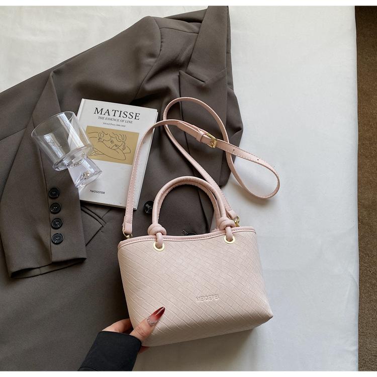 Весенне-летняя популярная маленькая сумка женская 2025 новая модная универсальная сумка-мессенджер высококлассная портативная сумка-ведро
Весенне-летняя популярная маленькая сумка женская 2025 новая модная универсальная сумка-мессенджер высококлассная портативная сумка-ведро