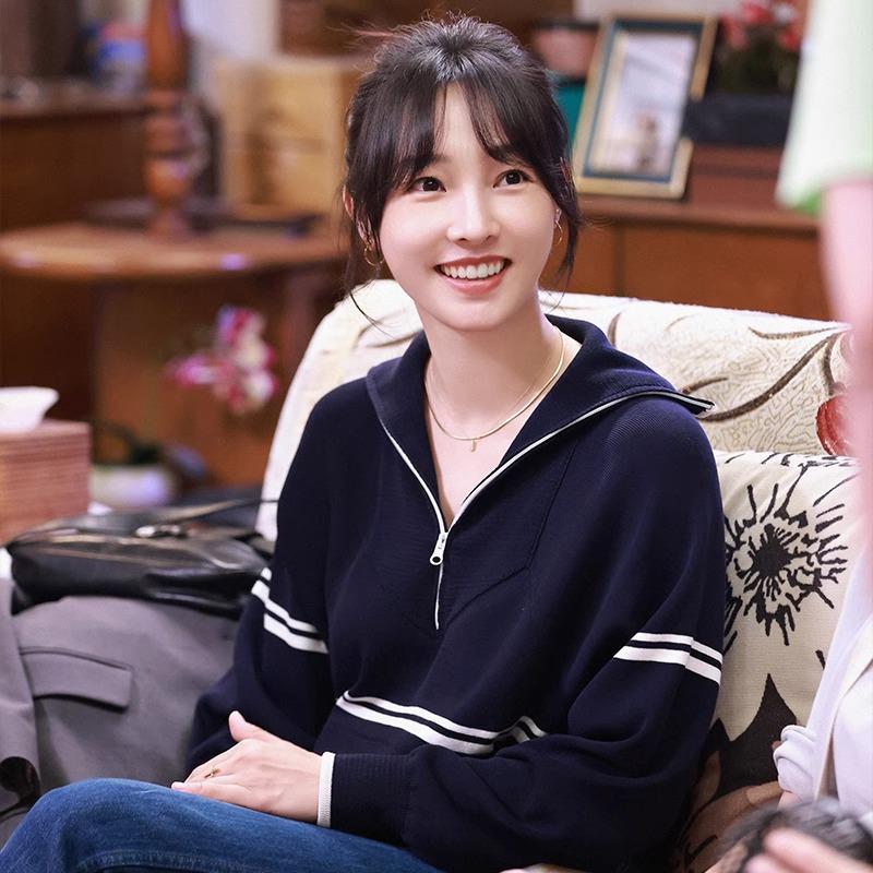 Темно-синий вязаный свитер с отложным воротником, женский 2024, ранняя осень, повседневный свободный крой Extra Large темно-синий
Темно-синий вязаный свитер с отложным воротником, женский 2024, ранняя осень, повседневный свободный крой Extra Large темно-синий