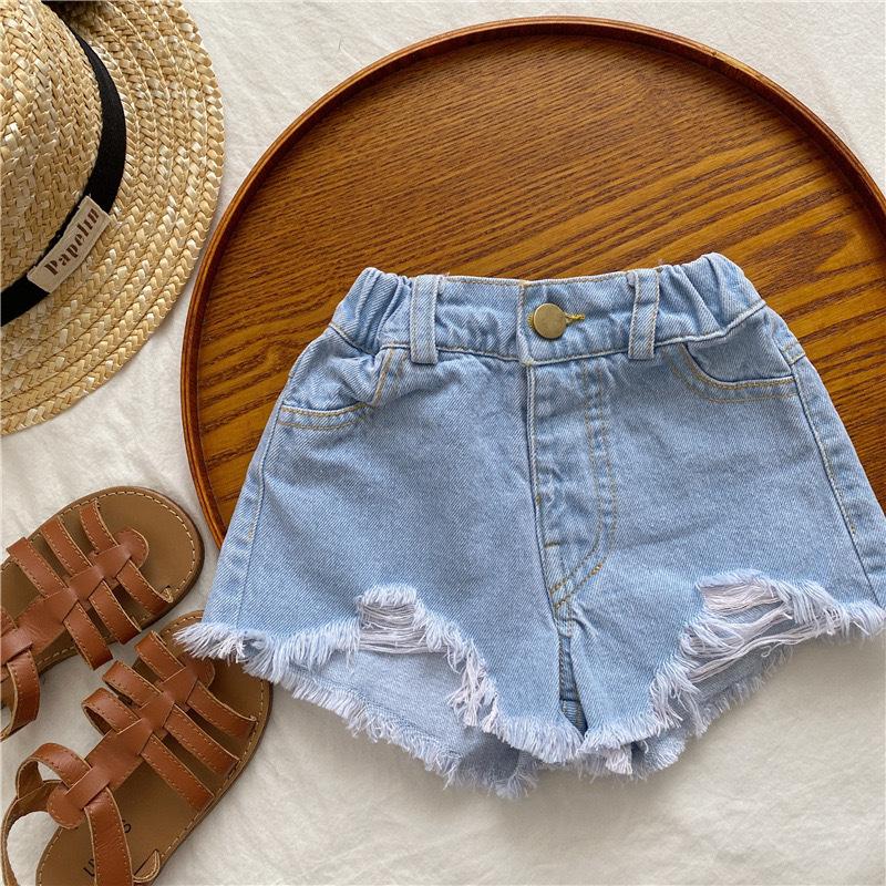 Girls Summer Ripped and Frayed Denim Shorts: Mid-rise, Korean-style Design for Small To Medium-sized Children 150 синій
Girls Summer Ripped and Frayed Denim Shorts: Mid-rise, Korean-style Design for Small To Medium-sized Children 150 синій