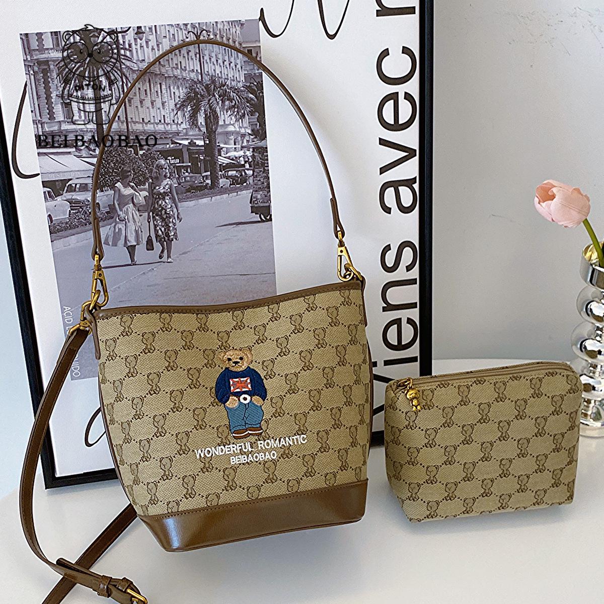 Сумка кроссбоди для мамы и дочки с вышивкой «Мишка» хаки
Сумка кроссбоди для мамы и дочки с вышивкой «Мишка» хаки