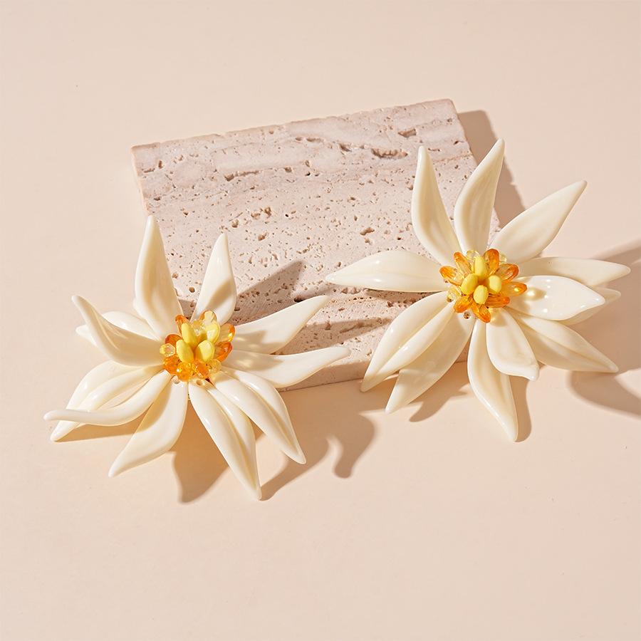 Resin artificial crystal flower bamboo choker necklace exaggerated high-end holiday style jewelry
Resin artificial crystal flower bamboo choker necklace exaggerated high-end holiday style jewelry