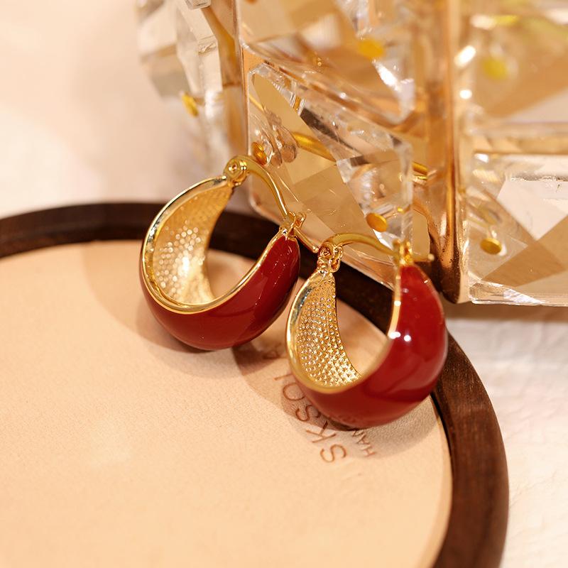 Drip U-shaped ear buckle fashionable retro Hong Kong style temperament earrings niche versatile high-end earrings women
Drip U-shaped ear buckle fashionable retro Hong Kong style temperament earrings niche versatile high-end earrings women