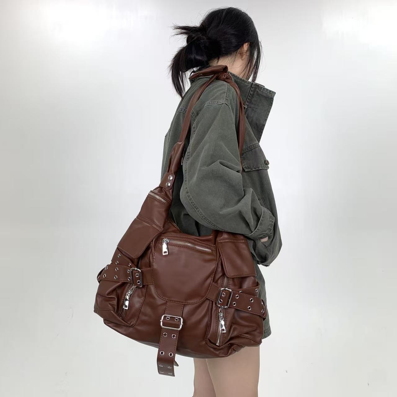 Retro Multiple Pockets Punk Style Women Shoulder Bag Trendy Wide Strap Rivet And Buckle Decoration Large Handbag
Retro Multiple Pockets Punk Style Women Shoulder Bag Trendy Wide Strap Rivet And Buckle Decoration Large Handbag