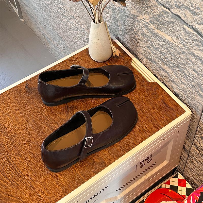 First layer sheepskin insole Mary Jane shoes women s 2 spring new flat bottom shallow mouth single shoes casual 40 коричневий
First layer sheepskin insole Mary Jane shoes women s 2 spring new flat bottom shallow mouth single shoes casual 40 коричневий