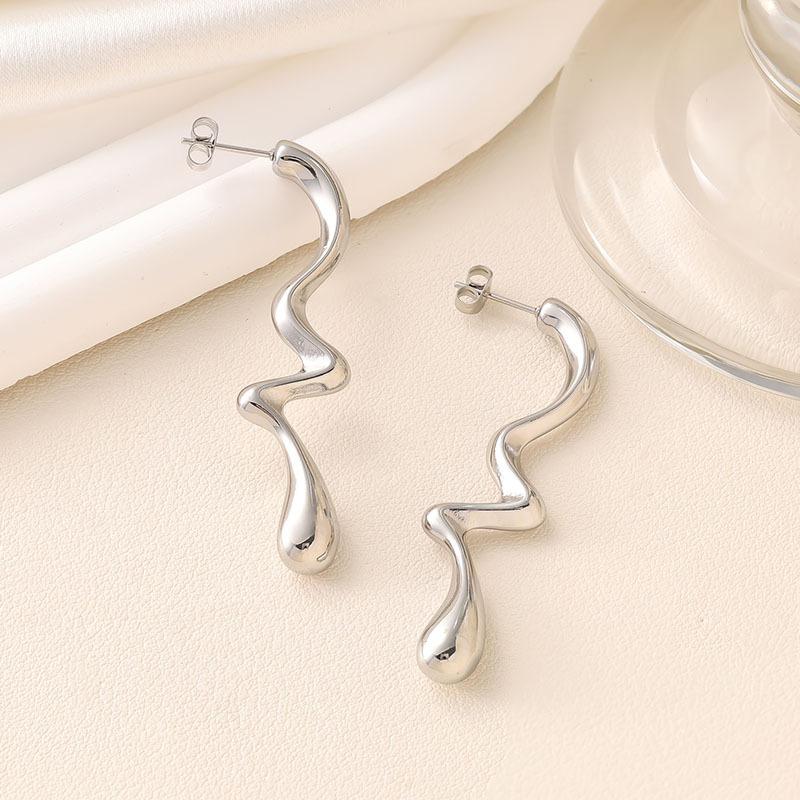 European and American earbone studs, high-end fashion stainless steel earrings, temperament repurchase, versatile irregular earrings
European and American earbone studs, high-end fashion stainless steel earrings, temperament repurchase, versatile irregular earrings