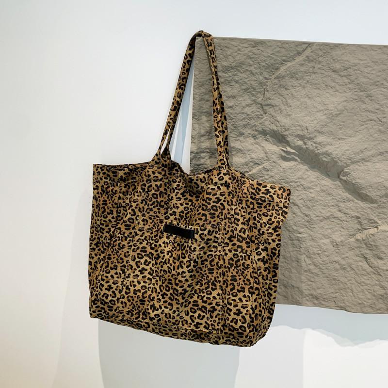 Trendy Large Capacity Canvas Tote Bag For Women Featuring Chic Street Style And Comfort
Trendy Large Capacity Canvas Tote Bag For Women Featuring Chic Street Style And Comfort