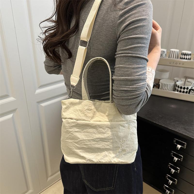 Fresh and sweet girl simple casual going out large capacity solid color spring hand carry shoulder small messenger bag чорний
Fresh and sweet girl simple casual going out large capacity solid color spring hand carry shoulder small messenger bag чорний