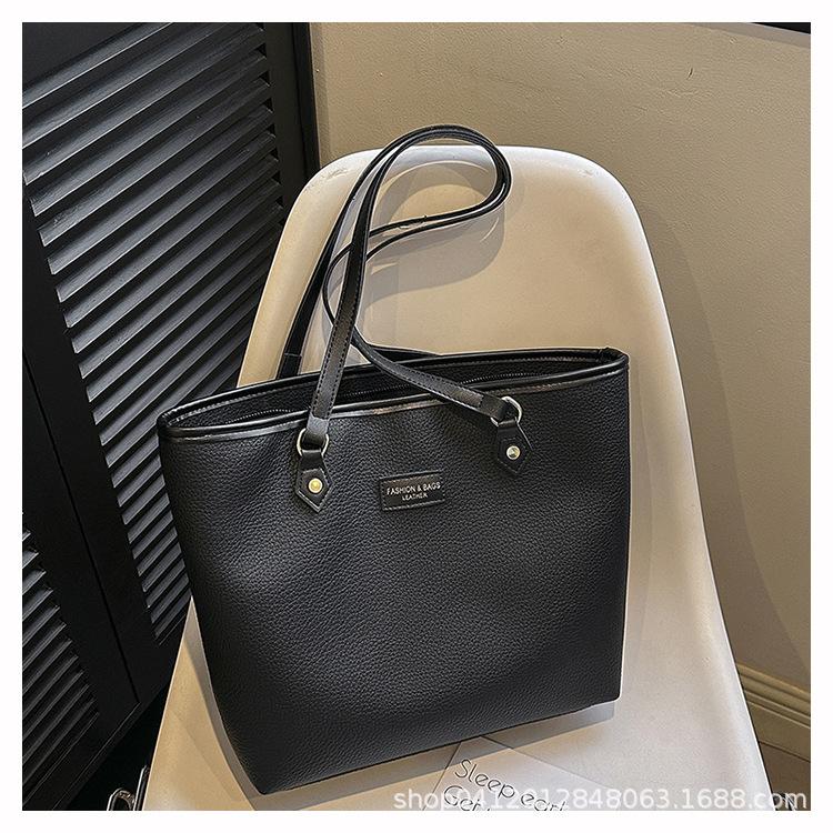 Simple texture tote bag women s 2025 new large-capacity fashion commuter bag summer casual shoulder bag чорний
Simple texture tote bag women s 2025 new large-capacity fashion commuter bag summer casual shoulder bag чорний