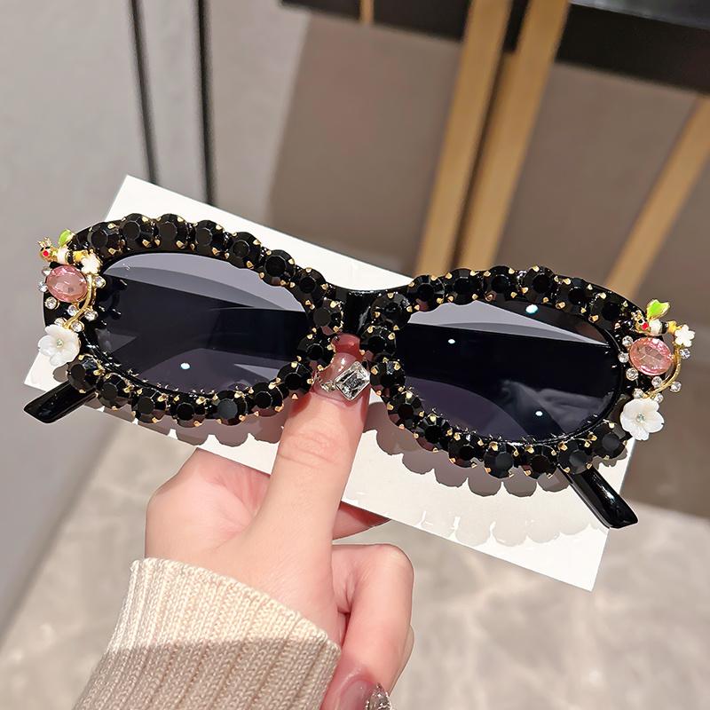 Stylish Unisex Oval Fashion Sunglasses with Rhinestone & Pearl Accents - Brown Tinted Lenses White Frame Perfect for Parties
Stylish Unisex Oval Fashion Sunglasses with Rhinestone & Pearl Accents - Brown Tinted Lenses White Frame Perfect for Parties