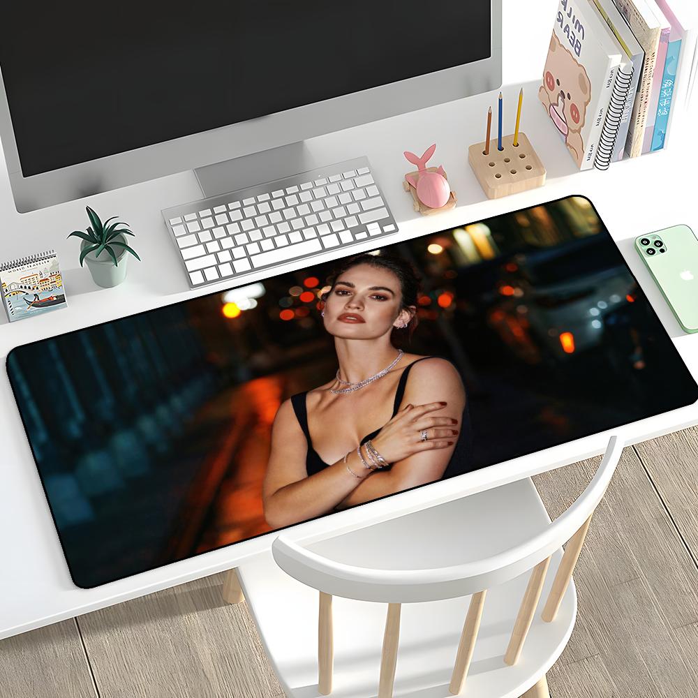 Lily James Portrait Mouse Pad Rubber Mat Laptop Xxl Mousepad Notebook Gamer Computer Table Gaming Accessories 600x300x2mm
Lily James Portrait Mouse Pad Rubber Mat Laptop Xxl Mousepad Notebook Gamer Computer Table Gaming Accessories 600x300x2mm