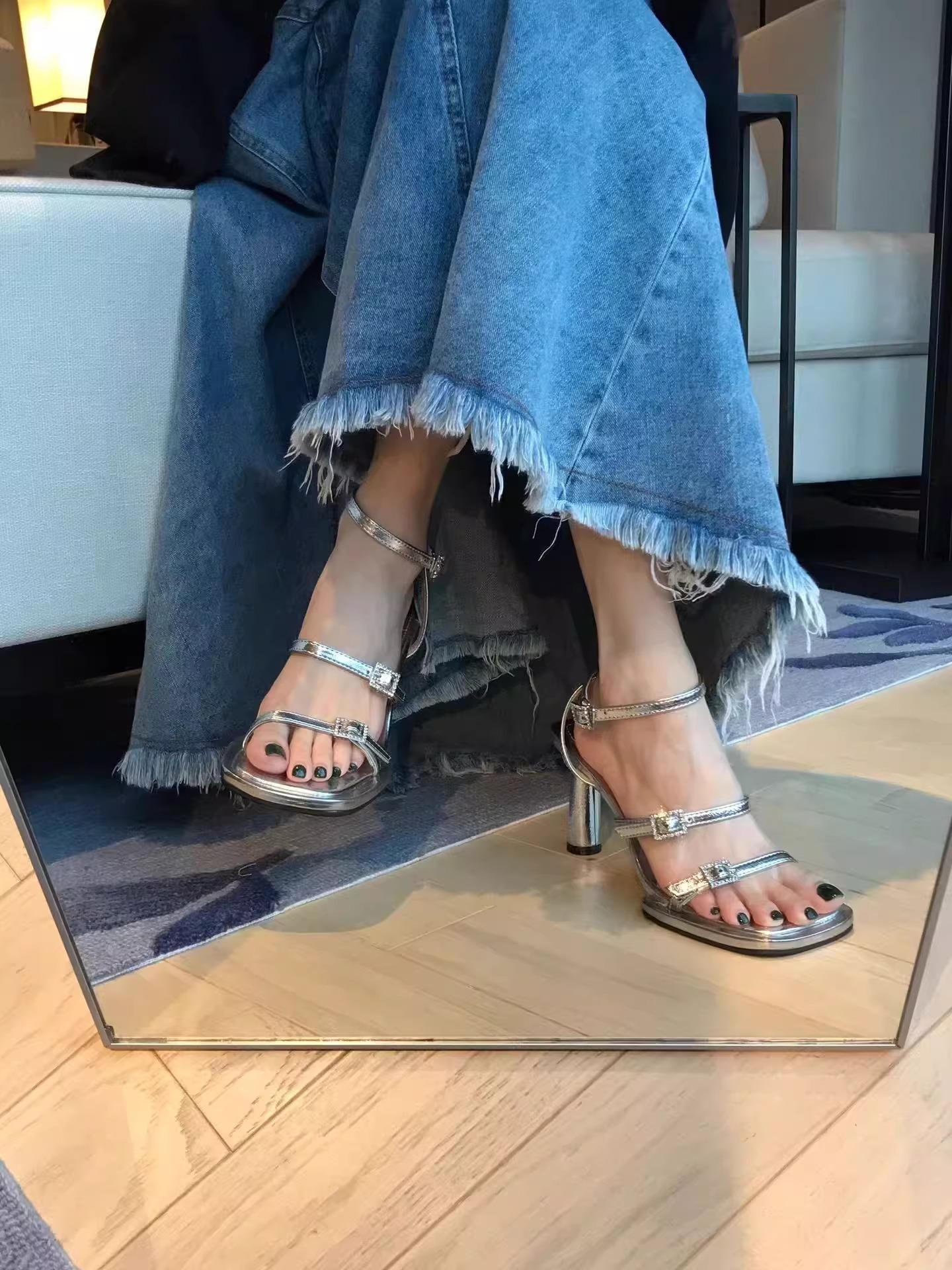 Rhinestone temperament sandals women s 2025 new summer silver square head open-toed buckle strap thick heel high heels 40 серебряный
Rhinestone temperament sandals women s 2025 new summer silver square head open-toed buckle strap thick heel high heels 40 серебряный