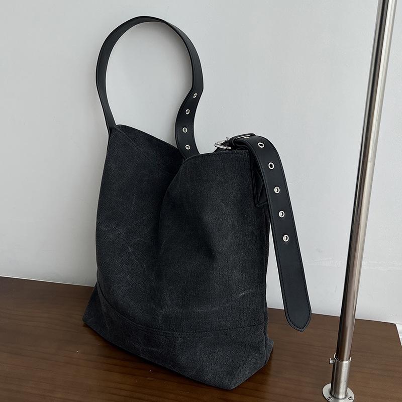 Small Niche Design Canvas Bucket Bag, Armpit Bag, Women s Summer New Style, Vintage, Large Capacity Commuting Hand-held Shoulder Bag чёрный
Small Niche Design Canvas Bucket Bag, Armpit Bag, Women s Summer New Style, Vintage, Large Capacity Commuting Hand-held Shoulder Bag чёрный