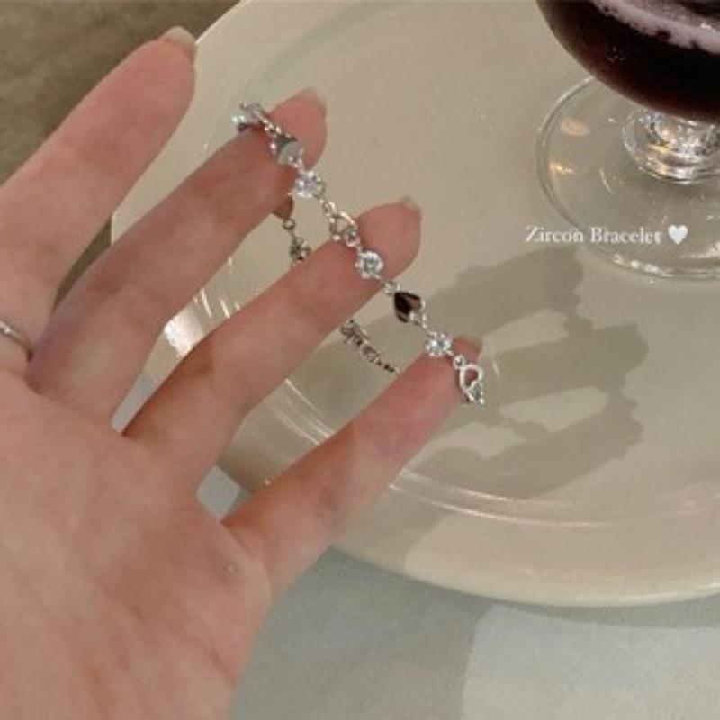 Cool Pull Temperament Winter Snowflake Exquisite Light Luxury Niche Design Zircon High-End Jewelry Adjustment Fashion Bracelet
Cool Pull Temperament Winter Snowflake Exquisite Light Luxury Niche Design Zircon High-End Jewelry Adjustment Fashion Bracelet