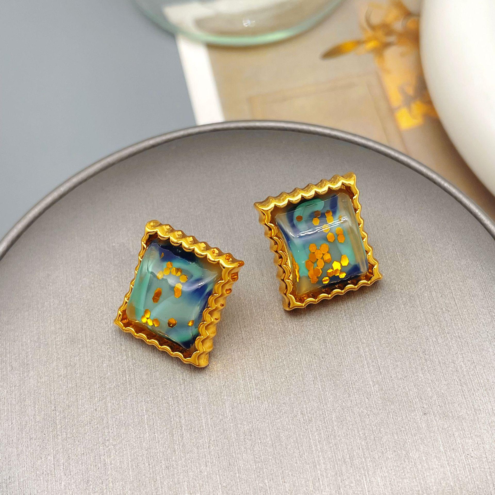 Qingdao Iridescent Geometric Wave Resin Stud Earrings: High-End Retro Fashion for Women
Qingdao Iridescent Geometric Wave Resin Stud Earrings: High-End Retro Fashion for Women