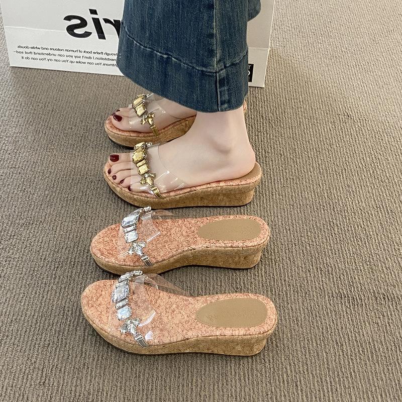 Beautiful version of one-word transparent slope heel cool slippers women s 2025 new summer platform slippers wearing beach shoes 35 золотой
Beautiful version of one-word transparent slope heel cool slippers women s 2025 new summer platform slippers wearing beach shoes 35 золотой