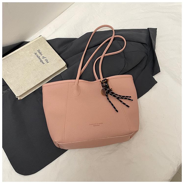Simple and fashionable bag women s 2025 new texture niche shoulder bag exquisite autumn versatile messenger tote Without pendant
Simple and fashionable bag women s 2025 new texture niche shoulder bag exquisite autumn versatile messenger tote Without pendant