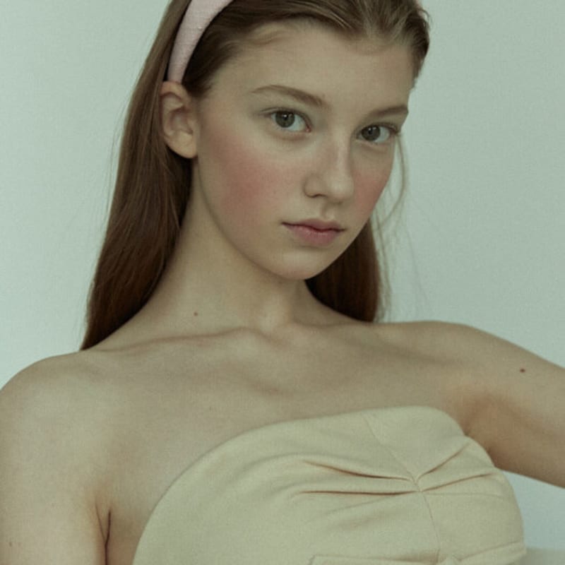 Повязка на голову Elizabeth Moments из розового твида Baby Pink
Повязка на голову Elizabeth Moments из розового твида Baby Pink