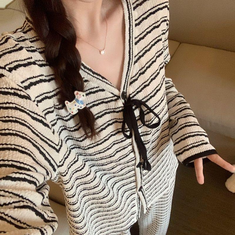 Полосатый кардиган с V-образным вырезом и длинными рукавами - Весна/Осень 2025 Высококачественный Милый Стиль Свободный Повседневный Домашний Комплект Default Item
Полосатый кардиган с V-образным вырезом и длинными рукавами - Весна/Осень 2025 Высококачественный Милый Стиль Свободный Повседневный Домашний Комплект Default Item