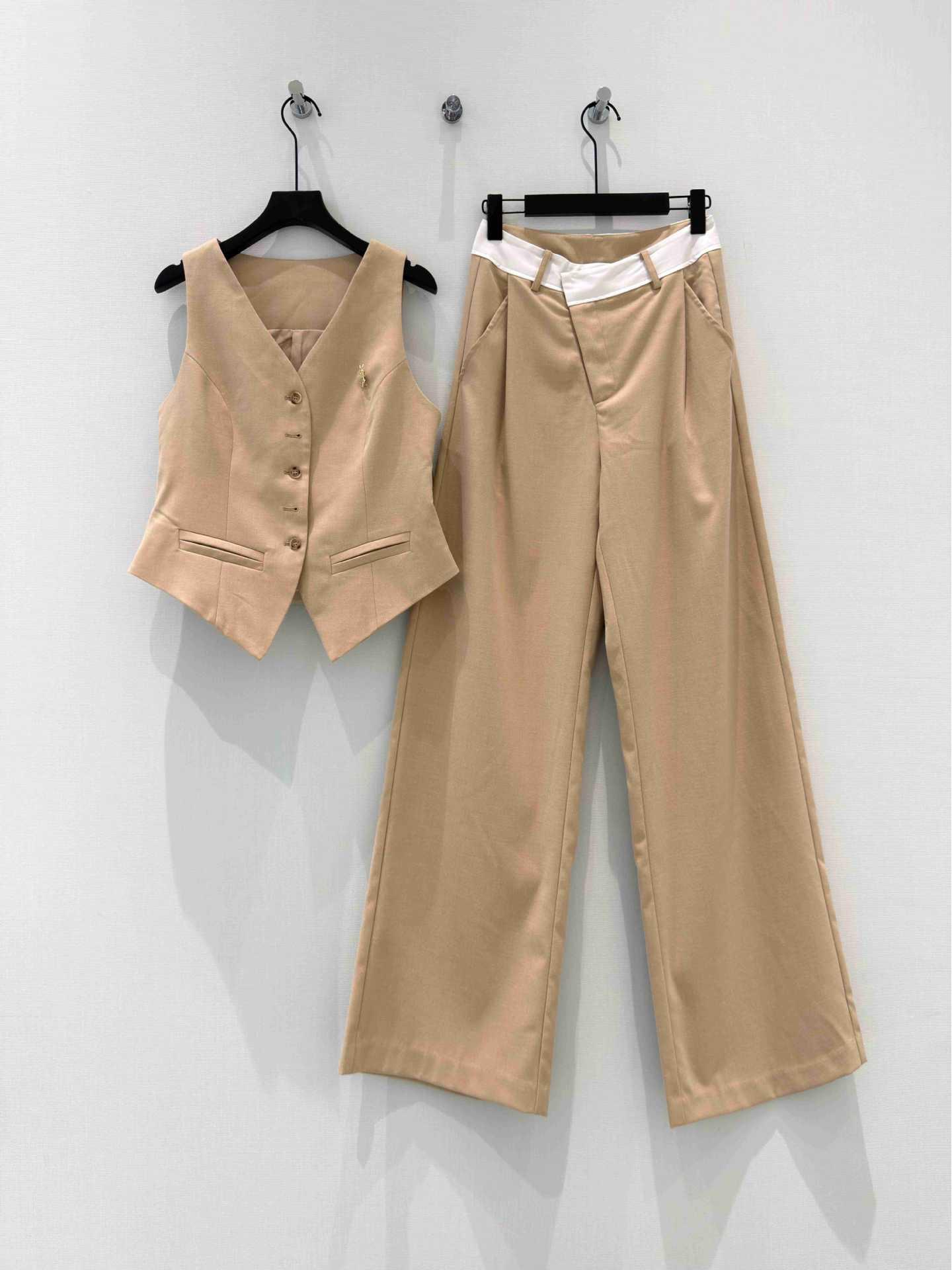 Chic Women s Two-Piece Set: Stylish Vest and High-Waisted Wide-Leg Pants for Spring Work Commute Large
Chic Women s Two-Piece Set: Stylish Vest and High-Waisted Wide-Leg Pants for Spring Work Commute Large