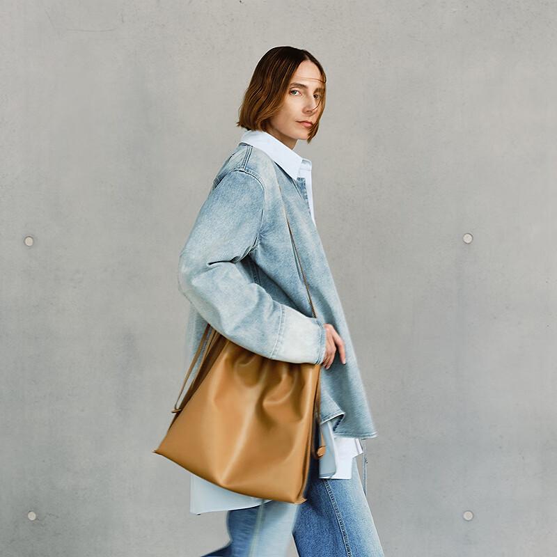 LESS Women s Collarless Loose-Fit Denim Jacket S
LESS Women s Collarless Loose-Fit Denim Jacket S