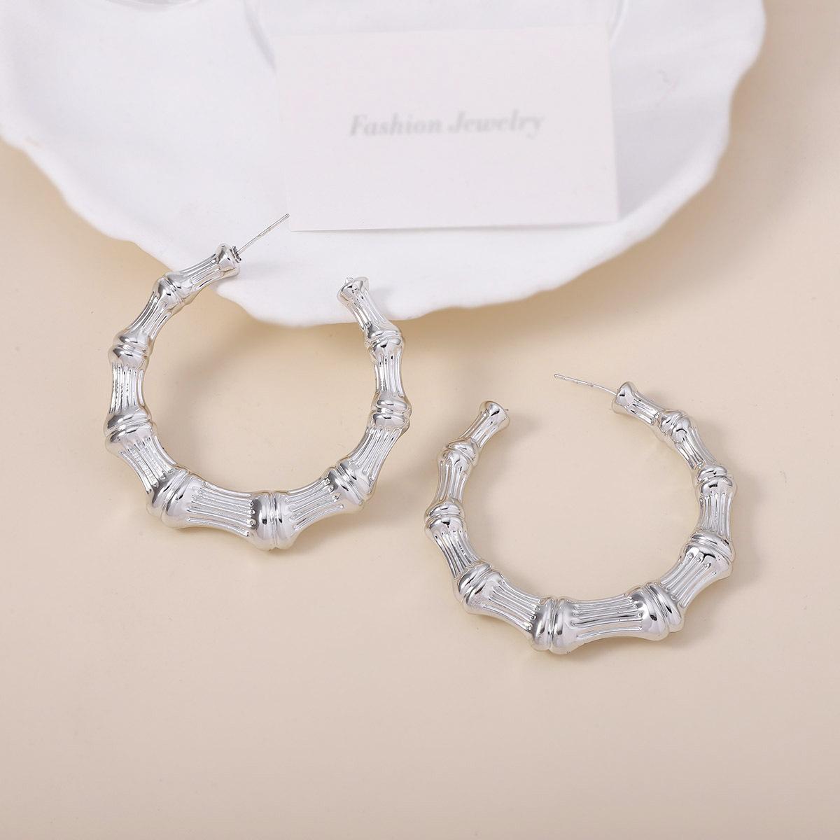 Персонализированная креативность растет шаг за шагом. Бамбуковые узлы преувеличены и грандиозны. Геометрические круглые серьги-пусеты выполнены в ретро-стиле Гонконга.
Персонализированная креативность растет шаг за шагом. Бамбуковые узлы преувеличены и грандиозны. Геометрические круглые серьги-пусеты выполнены в ретро-стиле Гонконга.