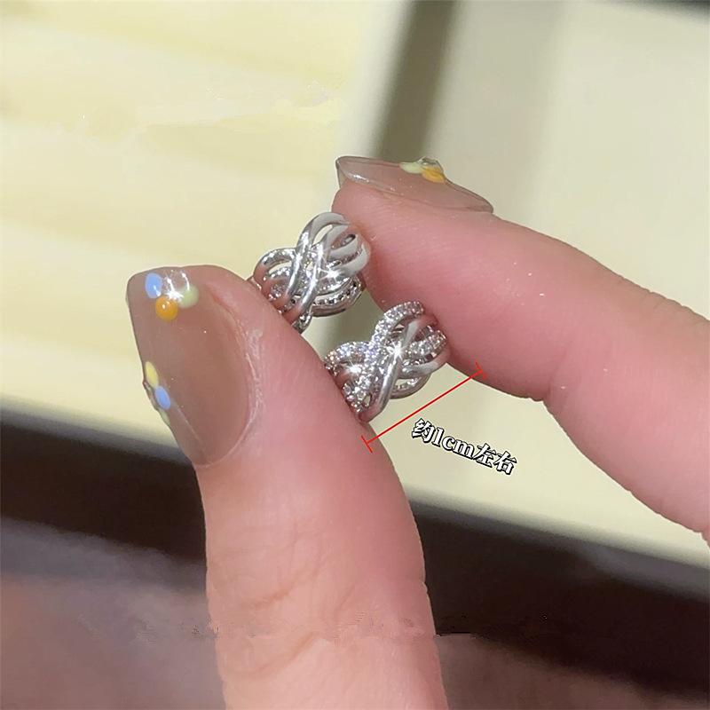 Zircon cross hollow round earrings exquisite small versatile ear buckle fashion temperament high sense earrings women
Zircon cross hollow round earrings exquisite small versatile ear buckle fashion temperament high sense earrings women