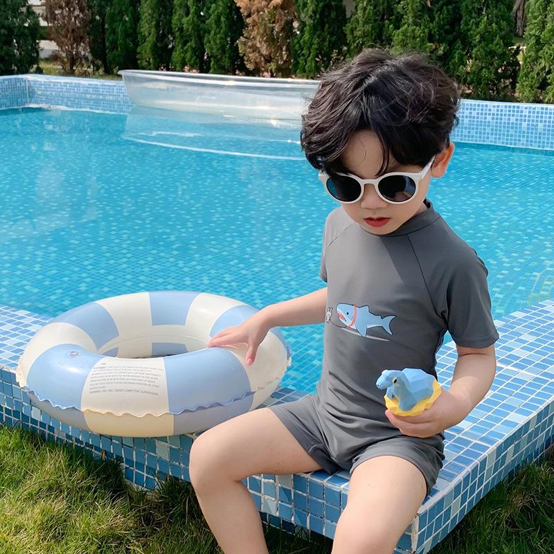 2025 Boys One-Piece Shark Swimsuit - Quick-Drying, Sunscreen Swimwear for Kids 140 cm сірий колір
2025 Boys One-Piece Shark Swimsuit - Quick-Drying, Sunscreen Swimwear for Kids 140 cm сірий колір