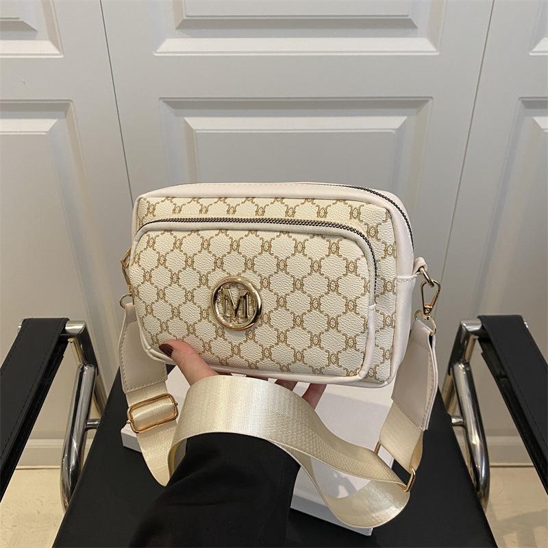 Fashion women s bags, new messenger bags, retro printed multi-compartment breast bags, broadband shoulder small square bags
Fashion women s bags, new messenger bags, retro printed multi-compartment breast bags, broadband shoulder small square bags