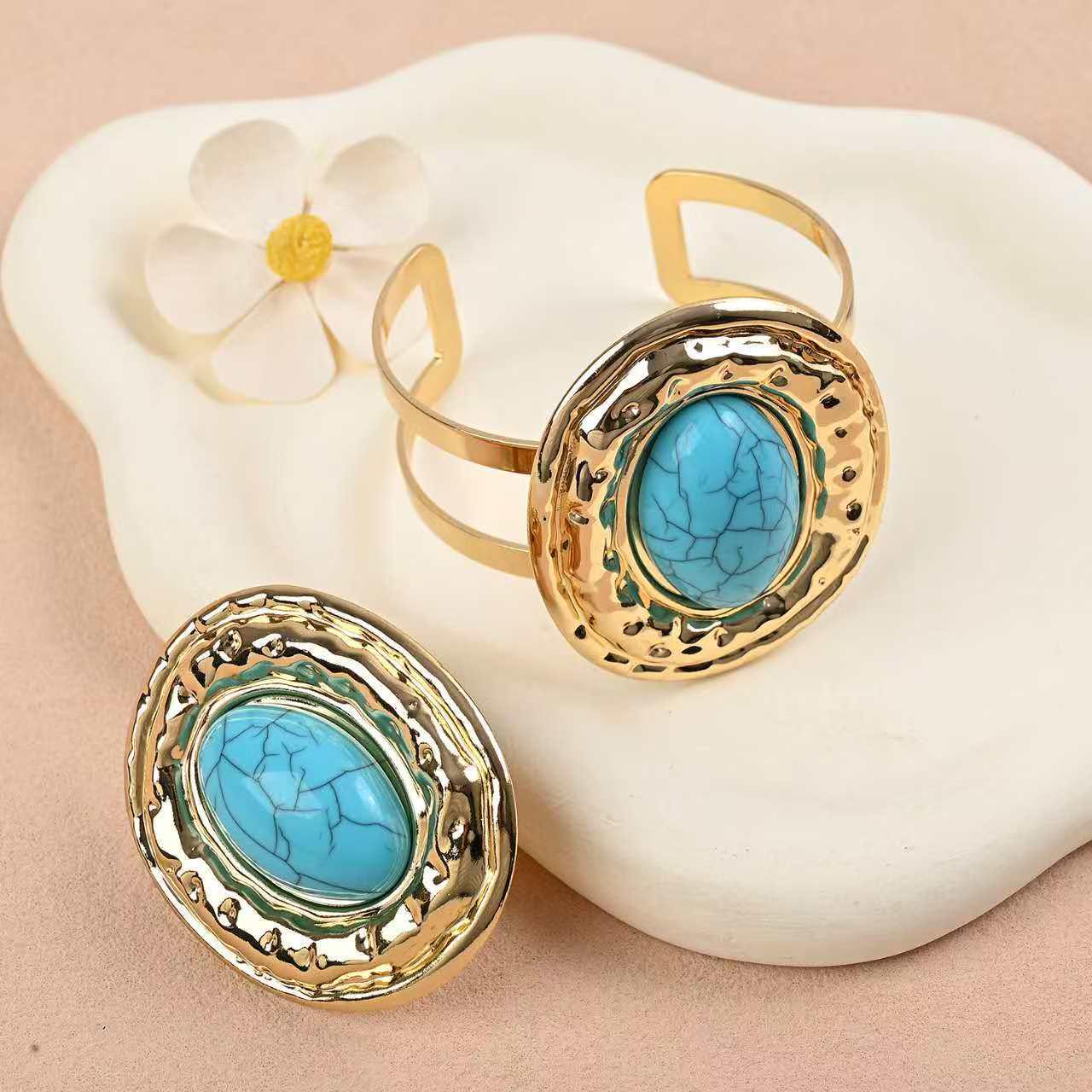 Gorgeous Blue Turquoise Inlaid Bracelet Ring Set: Retro Exaggerated Women s Jewelry in Unique Gold peacock синього кольору
Gorgeous Blue Turquoise Inlaid Bracelet Ring Set: Retro Exaggerated Women s Jewelry in Unique Gold peacock синього кольору