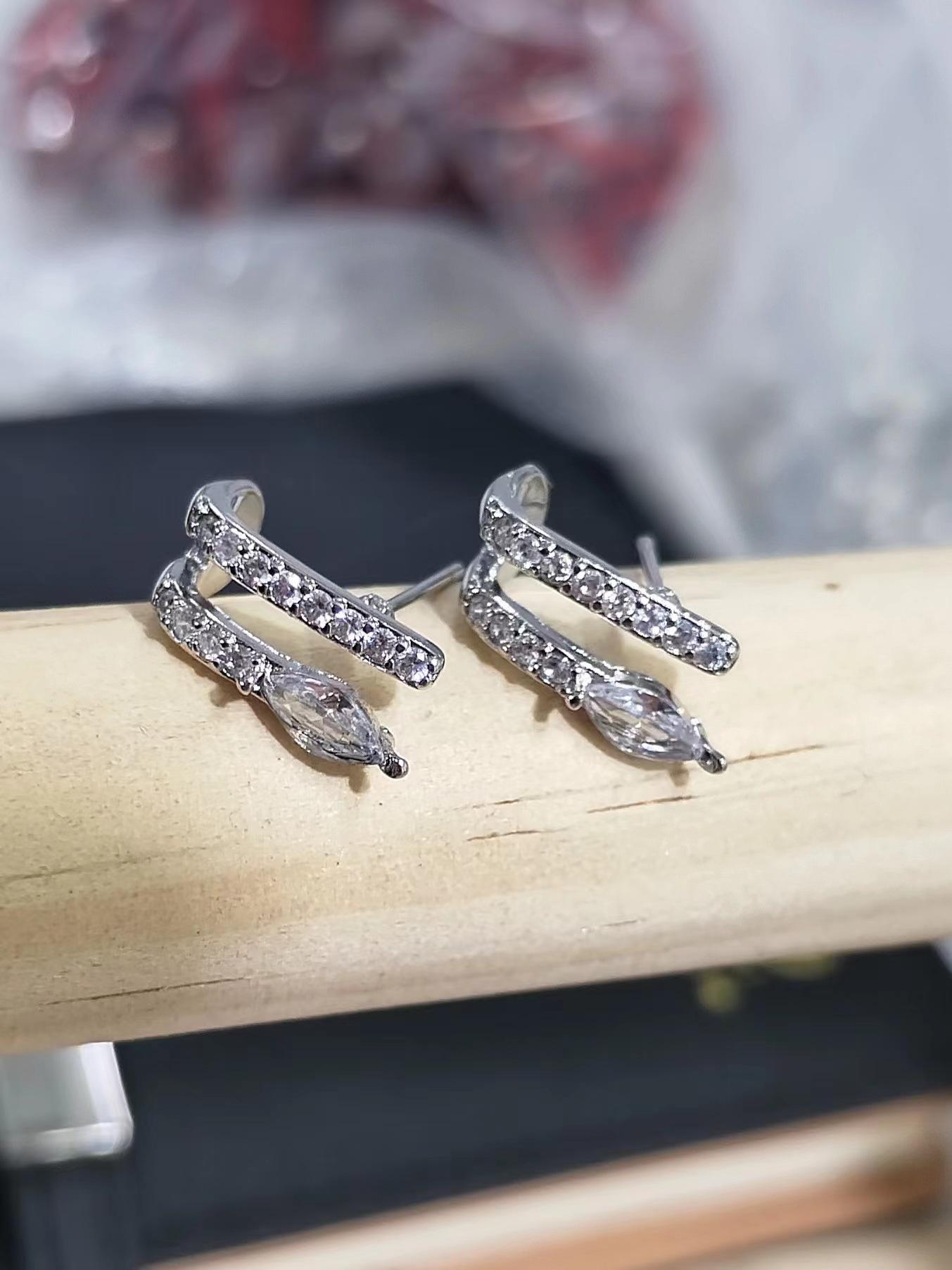 Super flash snake stud earrings, zircon mini ear buckles, diamond-encrusted earlobes, be careful with machine single product, free earrings.
Super flash snake stud earrings, zircon mini ear buckles, diamond-encrusted earlobes, be careful with machine single product, free earrings.
