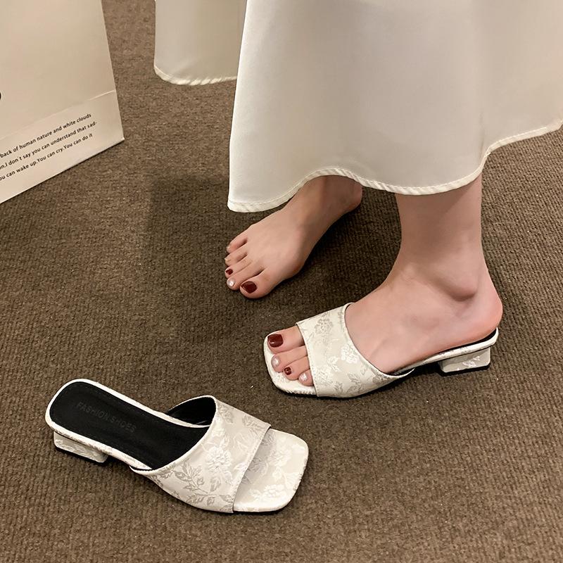 2024 new summer national style embroidered cool slippers women s wear super fire retro thick heel middle heel open toe one-word drag 35 чёрный
2024 new summer national style embroidered cool slippers women s wear super fire retro thick heel middle heel open toe one-word drag 35 чёрный