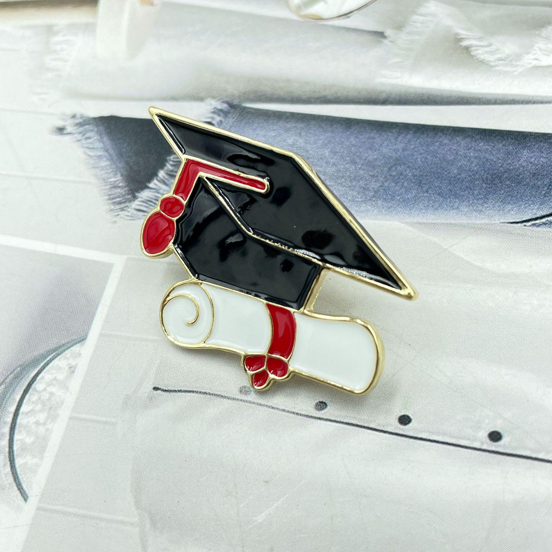 Брошь в виде докторской шляпы из сплава Cross-Border: Высококачественный металлический значок, креативный студенческий дизайн, модный аксессуар для шарфа
Брошь в виде докторской шляпы из сплава Cross-Border: Высококачественный металлический значок, креативный студенческий дизайн, модный аксессуар для шарфа