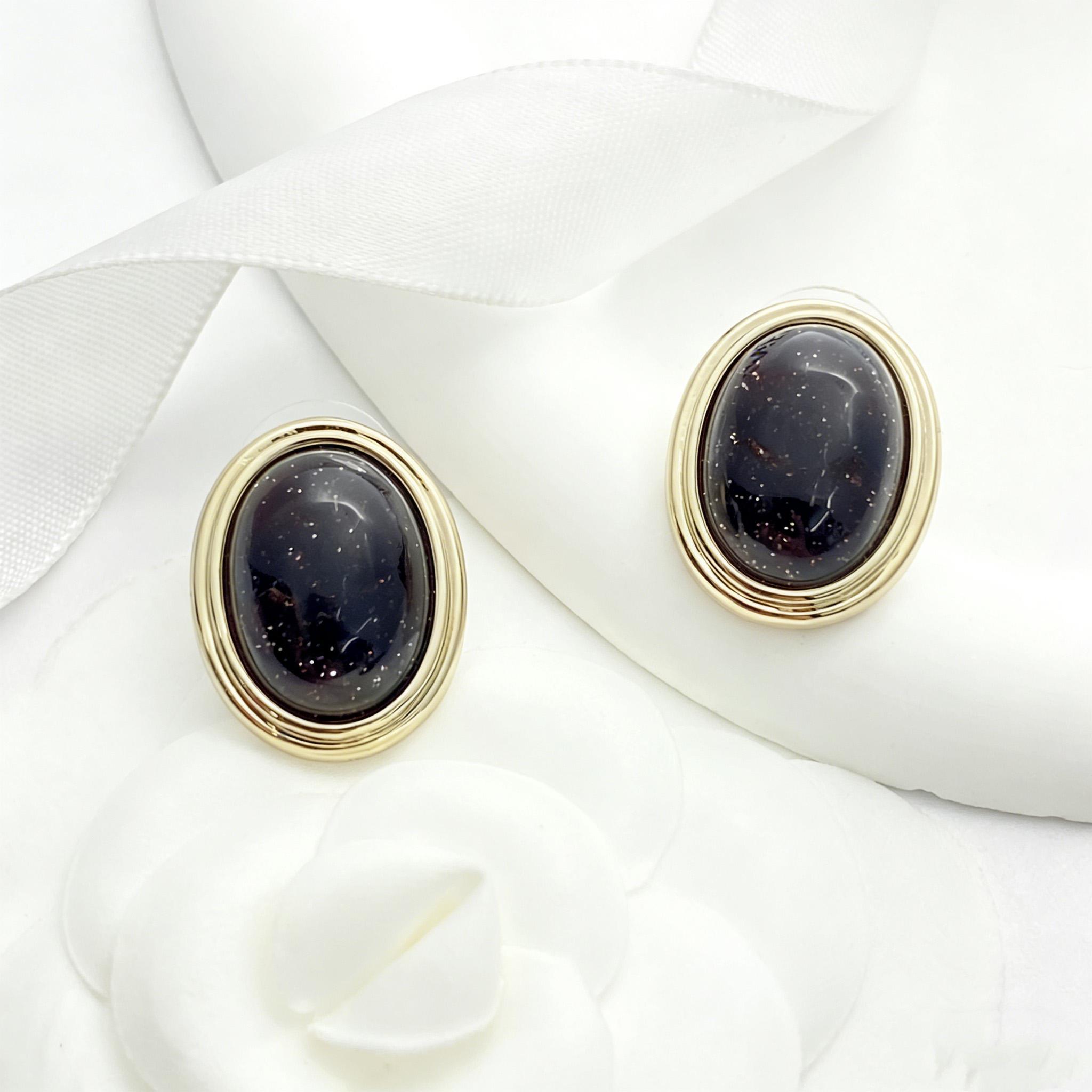 Sparkling quicksand oval stud earrings in black and white dual colors Adding Rivet Elements Fashionable and exquisite high-end customized чорний
Sparkling quicksand oval stud earrings in black and white dual colors Adding Rivet Elements Fashionable and exquisite high-end customized чорний