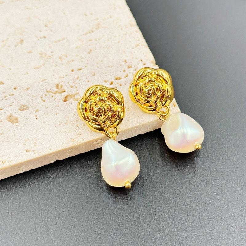 Temperament Women S Baroque Earrings, High-End Golden Rose Stud Earrings, New Goods.
Temperament Women S Baroque Earrings, High-End Golden Rose Stud Earrings, New Goods.