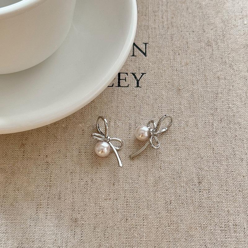 French retro streamer bow pearl stud earrings women, design sense personality versatile earrings temperament earrings 925 silver needle срібний
French retro streamer bow pearl stud earrings women, design sense personality versatile earrings temperament earrings 925 silver needle срібний