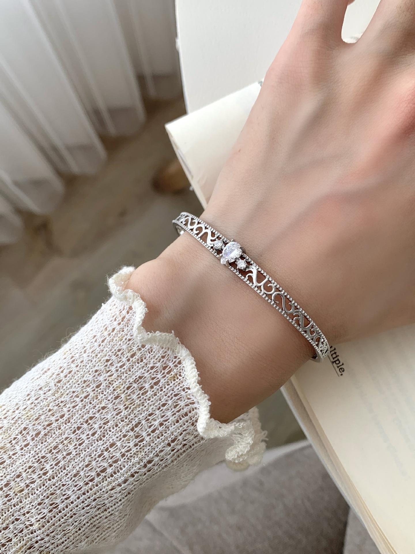 PANJBJ 925 Sterling Silver Zircon Texture Bracelet For Women Hollow Out Ethnic Classic Anniversary Jewelry Gift Dropshipping
PANJBJ 925 Sterling Silver Zircon Texture Bracelet For Women Hollow Out Ethnic Classic Anniversary Jewelry Gift Dropshipping