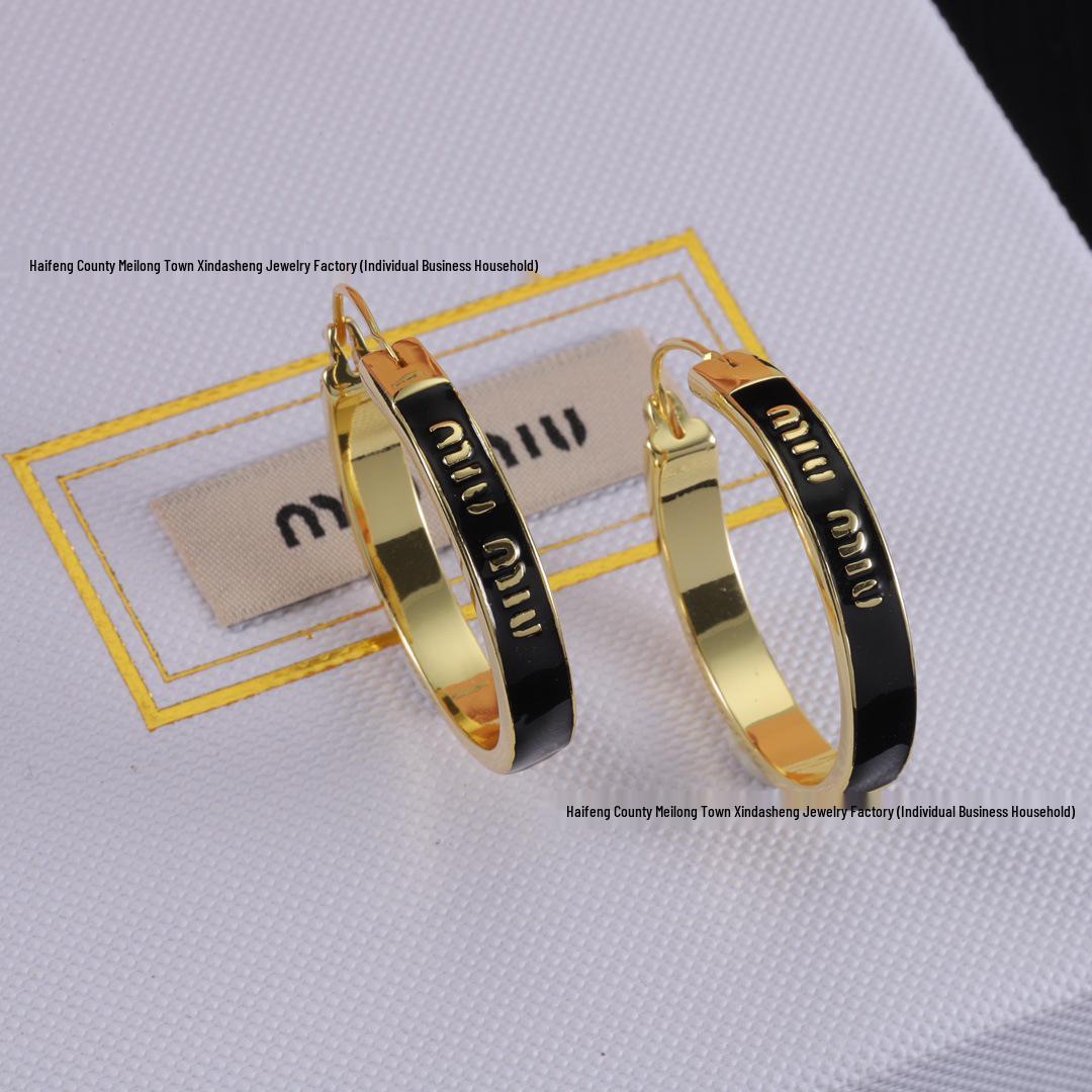 Серьги-пусеты Miu Miu Сердце Эмаль - Женская Мода Универсальные Высокая Версия Ювелирные Изделия с Буквами Miu
Серьги-пусеты Miu Miu Сердце Эмаль - Женская Мода Универсальные Высокая Версия Ювелирные Изделия с Буквами Miu