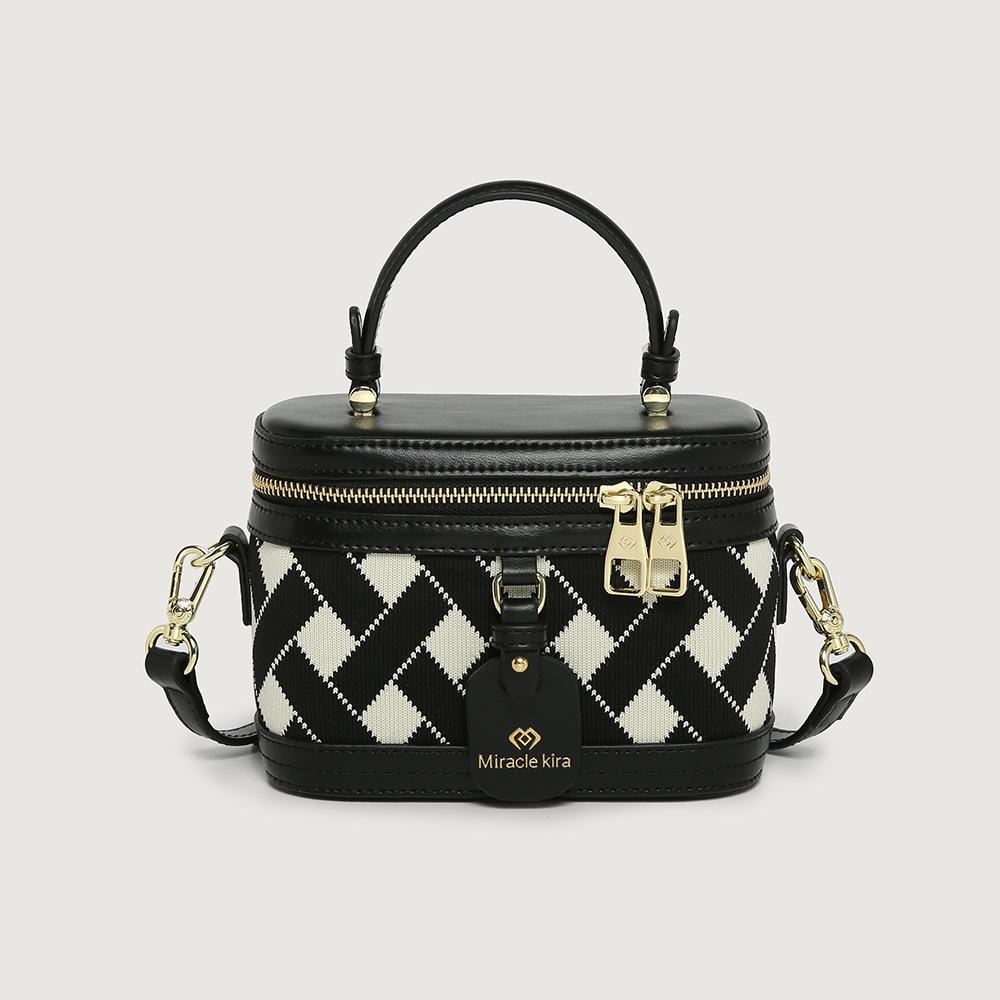 Черная и белая ромбовидная круглая коробочка маленькая сумка высококачественная косметичка женская 2025 весна и лето универсальная женская сумка сумка-коробка сумка через плечо
Черная и белая ромбовидная круглая коробочка маленькая сумка высококачественная косметичка женская 2025 весна и лето универсальная женская сумка сумка-коробка сумка через плечо