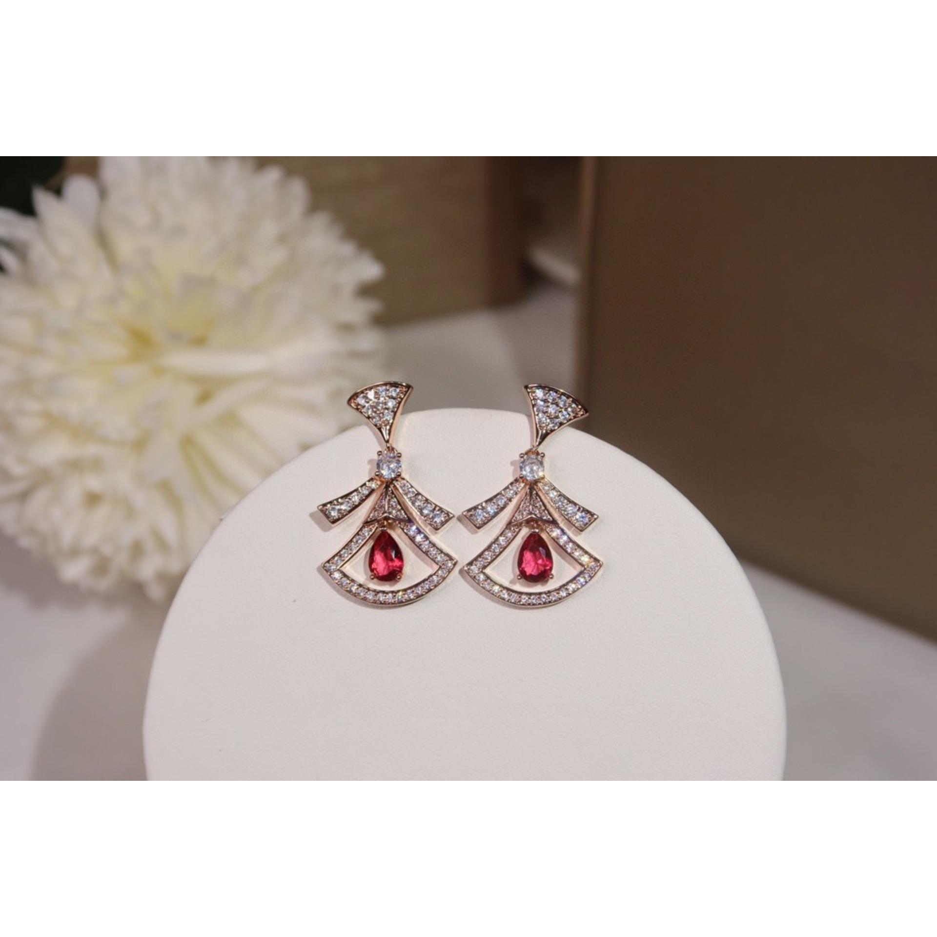 Ladies Earrings with Diamond Studded Skirt, Hypoallergenic for Daily Wear, Sweet and Romantic Style for Gift Giving рожевий колір золота
Ladies Earrings with Diamond Studded Skirt, Hypoallergenic for Daily Wear, Sweet and Romantic Style for Gift Giving рожевий колір золота