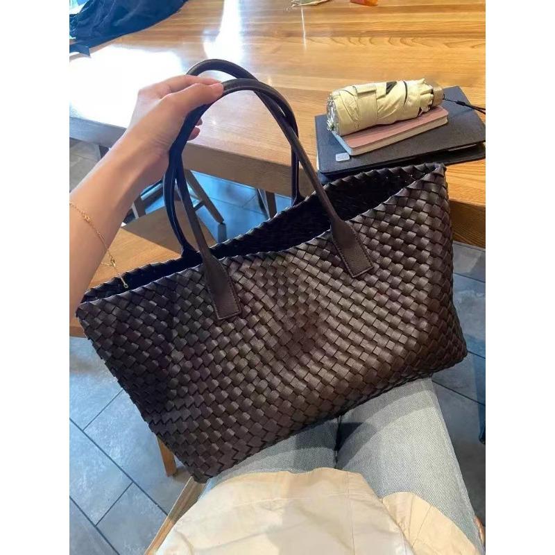 Niche design fashionable big bag summer new simple large-capacity woven bag portable tote bag shoulder bag темно-коричневого
Niche design fashionable big bag summer new simple large-capacity woven bag portable tote bag shoulder bag темно-коричневого