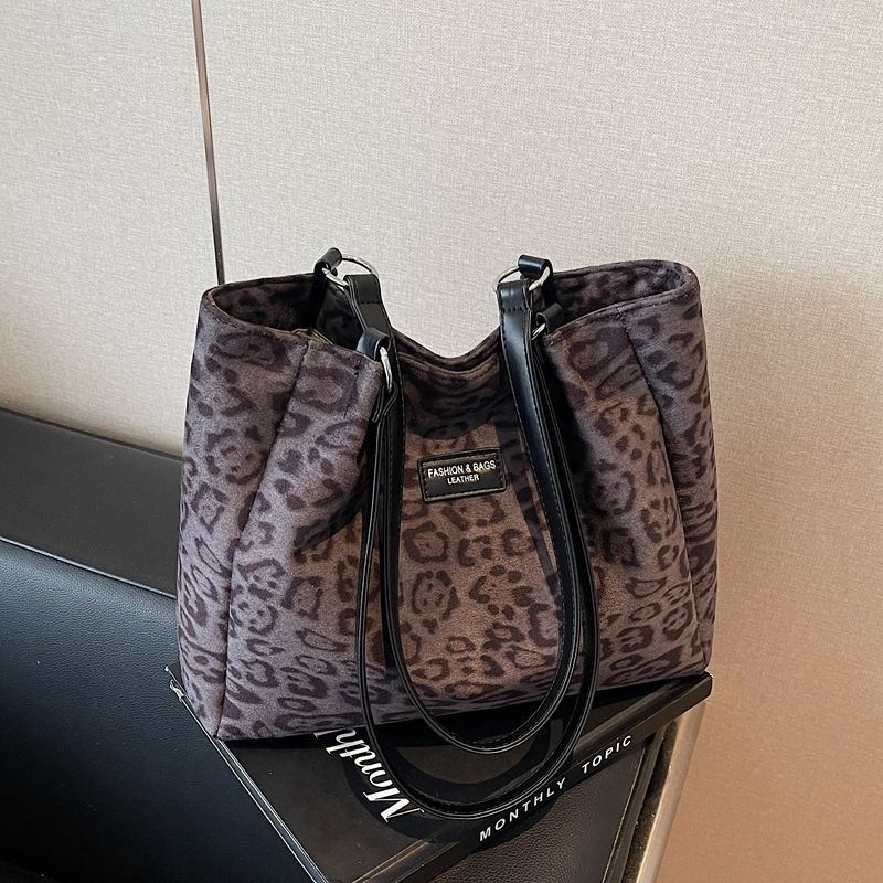Casual commuting large-capacity bag New popular leopard print women s shoulder bag retro suede tote bag
Casual commuting large-capacity bag New popular leopard print women s shoulder bag retro suede tote bag