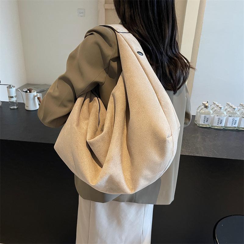 Casual relaxation large-capacity bag women s 2025 new autumn and winter shoulder bag suede tote bag тёмно-рыжий
Casual relaxation large-capacity bag women s 2025 new autumn and winter shoulder bag suede tote bag тёмно-рыжий