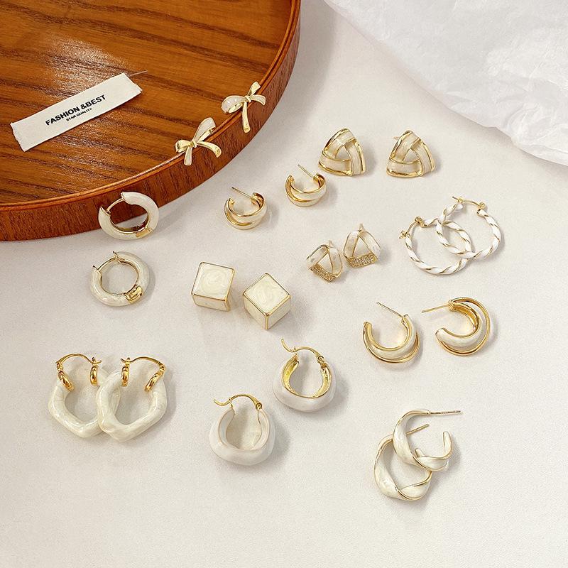 Twisted Milkshake Luxurious Stud Earrings - Elegant Design for Festive Occasions, Wedding, Bridesmaid, or Bride.
Twisted Milkshake Luxurious Stud Earrings - Elegant Design for Festive Occasions, Wedding, Bridesmaid, or Bride.
