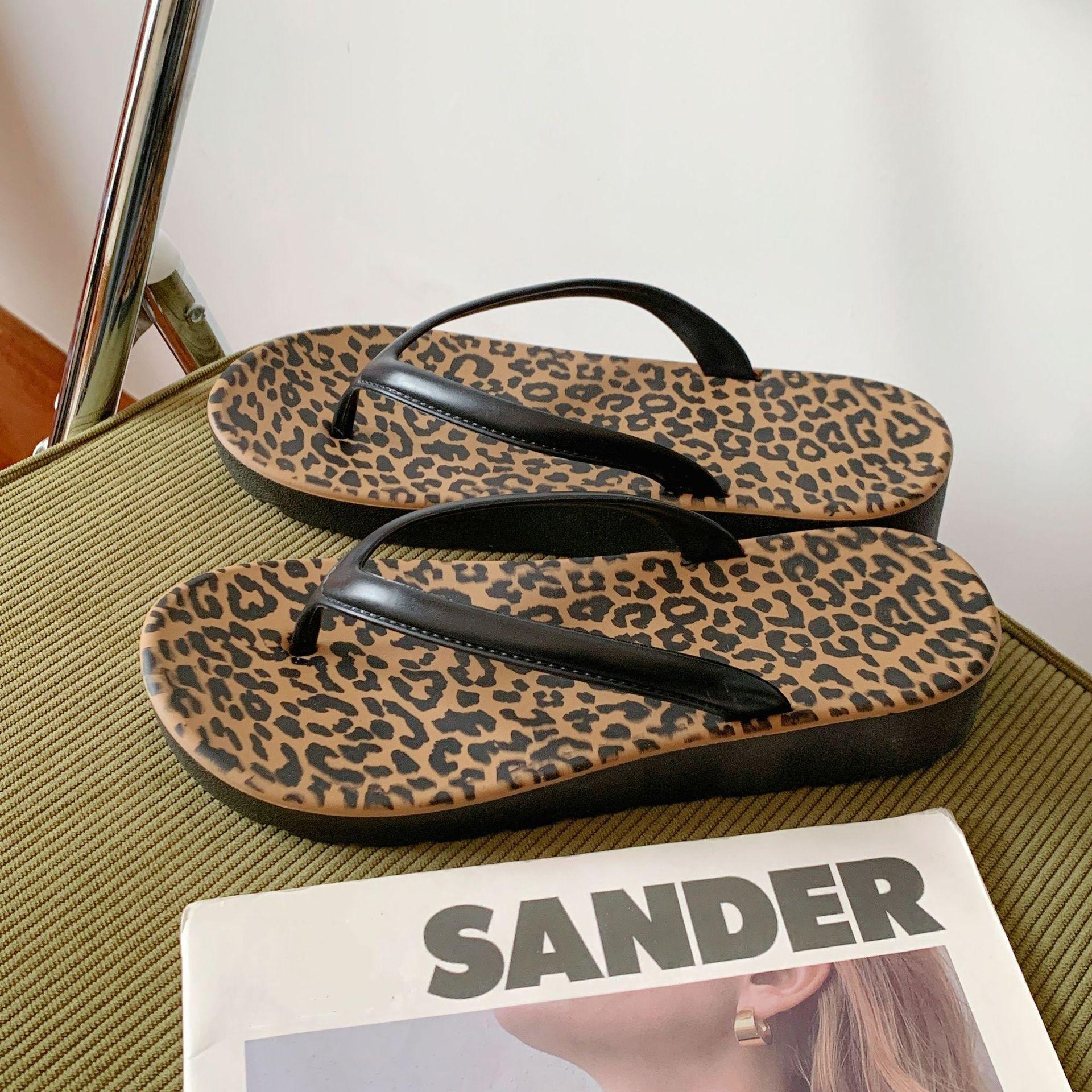 Women s Wedge Shoes 2025 Summer New Fashion Leopard Outdoor Breathable Flip Flops Comfortable Non Slip Soft Sole Beach Flats 36-37
Women s Wedge Shoes 2025 Summer New Fashion Leopard Outdoor Breathable Flip Flops Comfortable Non Slip Soft Sole Beach Flats 36-37