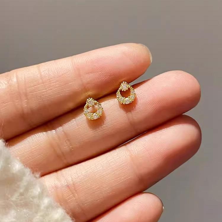 ANENJERY Геометричні круглі сережки-краплі з цирконом для жінок Вишукані легкі розкішні прості елегантні невеликі унікальні нові сережки Ювелірні подарунки чорний
ANENJERY Геометричні круглі сережки-краплі з цирконом для жінок Вишукані легкі розкішні прості елегантні невеликі унікальні нові сережки Ювелірні подарунки чорний