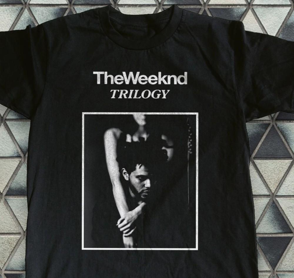 The Weeknd Trilogy Альбом Музика, Чорна Бавовняна Унісекс Футболка Розмір S-5XL Унісекс Футболка M
The Weeknd Trilogy Альбом Музика, Чорна Бавовняна Унісекс Футболка Розмір S-5XL Унісекс Футболка M