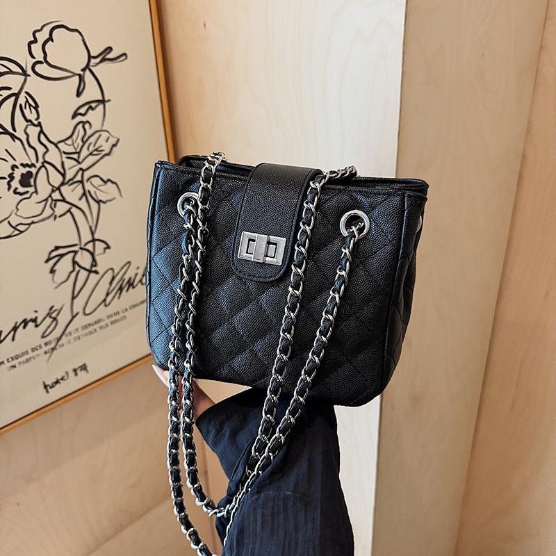 Осень и зима новая бриллиантовая цепочка высококлассная маленькая квадратная сумка модная и универсальная одноплечевая повседневная сумка-мессенджер чёрный
Осень и зима новая бриллиантовая цепочка высококлассная маленькая квадратная сумка модная и универсальная одноплечевая повседневная сумка-мессенджер чёрный